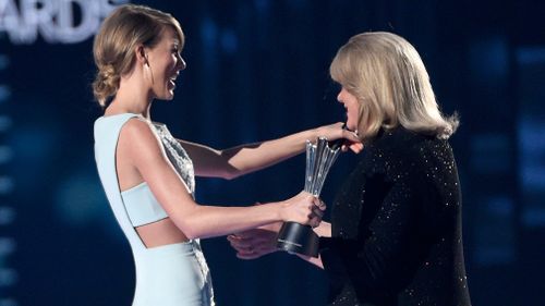 Taylor Swift's mother Andea presents her with an award at the 50th annual Academy of Country Music Awards. (AAP)