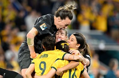 BRISBANE, AUSTRALIA - AUGUST 12: Mackenzie Arnold of Australia celebrates with her team mates after Cortnee Vine of Australia scores her team's tenth penalty in the penalty shoot out during the FIFA Women's World Cup Australia & New Zealand 2023 Quarter Final match between Australia and France at Brisbane Stadium on August 12, 2023 in Brisbane, Australia. (Photo by Bradley Kanaris/Getty Images)