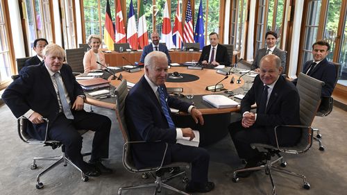 Dans le sens des aiguilles d'une montre à partir de la gauche, Fumio Kishida, Premier ministre du Japon, Ursula von der Leyen, présidente de la Commission européenne, Charles Michel, président du Conseil européen, Mario Draghi, Premier ministre de l'Italie, Justin Trudeau, Premier ministre du Canada, Emmanuel Macron , Premier ministre français, le chancelier allemand Olaf Scholz, le président américain Joe Biden et Boris Johnson, premier ministre du Royaume-Uni, siègent à la première séance de travail du château d'Elmau à Kruen, près de Garmisch-Partenkirchen, en Allemagne, 