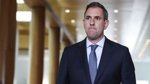 O Tesoureiro Dr. Jim Chalmers dirige-se à mídia em uma conferência de imprensa no Parlamento em Canberra na quarta-feira, 26 de novembro de 2025.