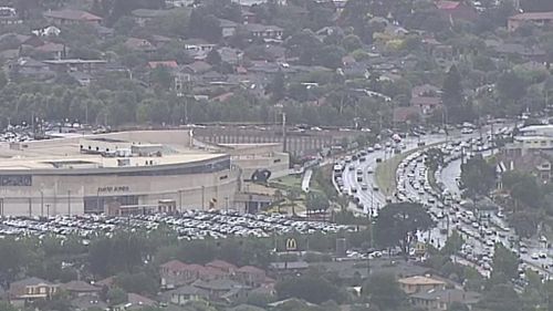 Melburnians desperate to snag Boxing Day bargains first had to battle traffic on the Monash Freeway. (9NEWS)