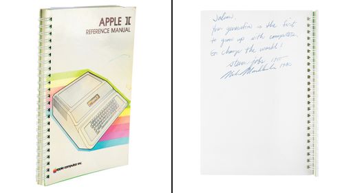 Руководство по Apple II, подписанное Стивом Джобсом и Майком Маркулой, одним из первых инвесторов Apple.