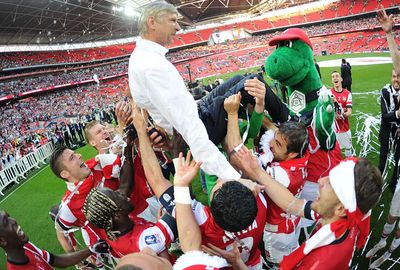 And how about that photobomb by the Gunners’ mascot!