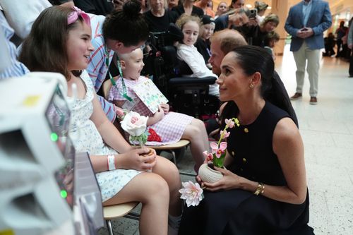 Il principe britannico Harry e Meghan Markle, duca e duchessa di Sussex, incontrano i pazienti e i loro familiari durante una visita al Royal Children's Hospital di Melbourne, Australia, martedì 14 aprile 2026. (Jonathan Brady/Pool Photo via AP)