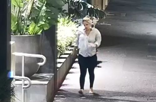 Just minutes away from the delivery, Ms Thomas walks into the hospital. (9NEWS)