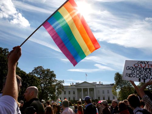 Les défenseurs des droits des homosexuels défilent devant la Maison Blanche à Washington