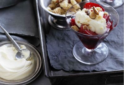 Strawberry and almond shortcake crumble