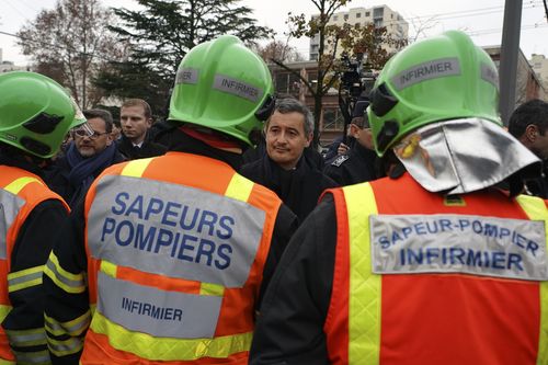 Le ministre français de l'Intérieur Gérald Darmanin salue la brigade des pompiers à Vaulx en Velin.