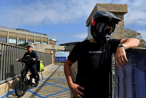 Nome d'arte Sur Ronster, un creatore di contenuti americano poco più che ventenne specializzato in biciclette elettriche presso l'Observatory Hill vicino al Sydney Harbour Bridge.