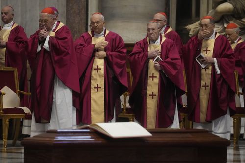 Les cardinaux et les évêques prient lors de la cérémonie funéraire du cardinal australien George Pell dans la basilique Saint-Pierre au Vatican, le samedi 14 janvier 2023.  