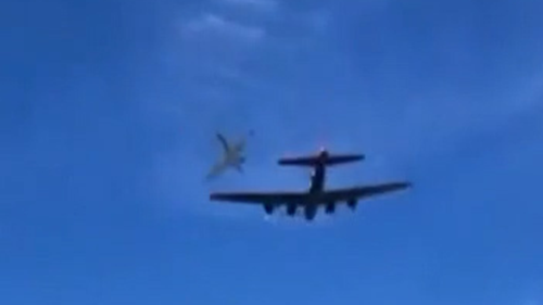 Due aerei si sono scontrati a mezz'aria durante uno spettacolo aereo al Dulles Executive Airport.