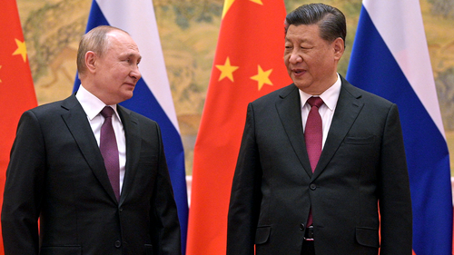 Președintele chinez Xi Jinping, dreapta, și președintele rus Vladimir Putin vorbesc în timpul întâlnirii lor de la Beijing, China, vineri, 4 februarie 2022. 