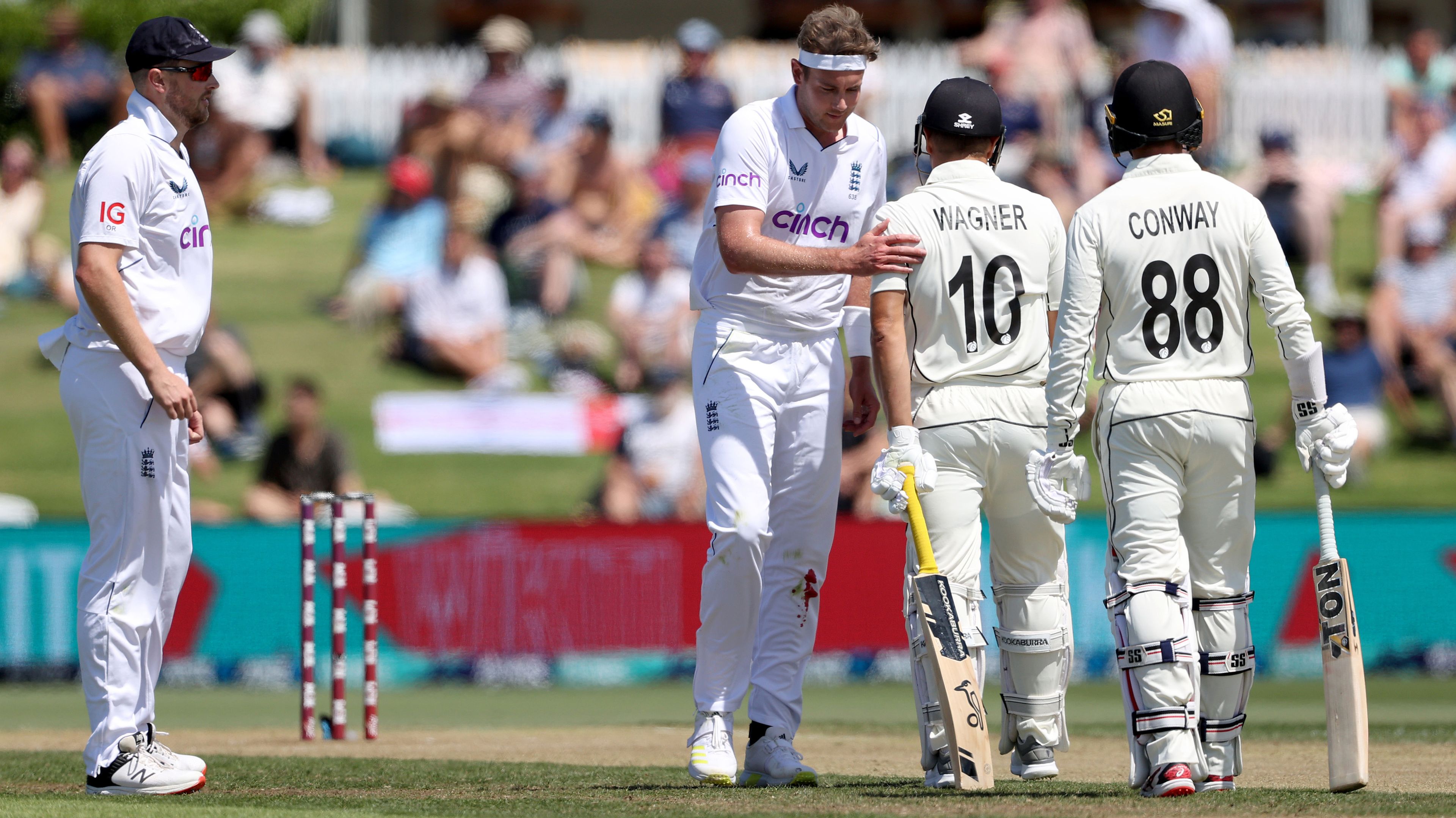 Stuart Broad pats Neil Wagner on the back after umpire Chris Gaffaney calls a no ball.