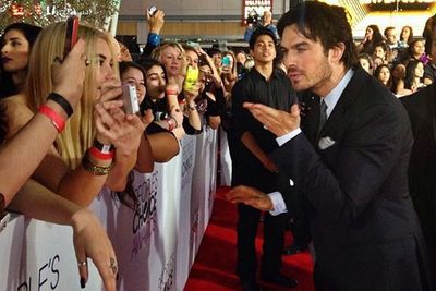 @peopleschoice: @iansomerhalder blows a kiss to his fans on the carpet! #PeoplesChoice