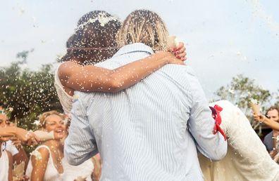 Couple de mariage avec enfants invités