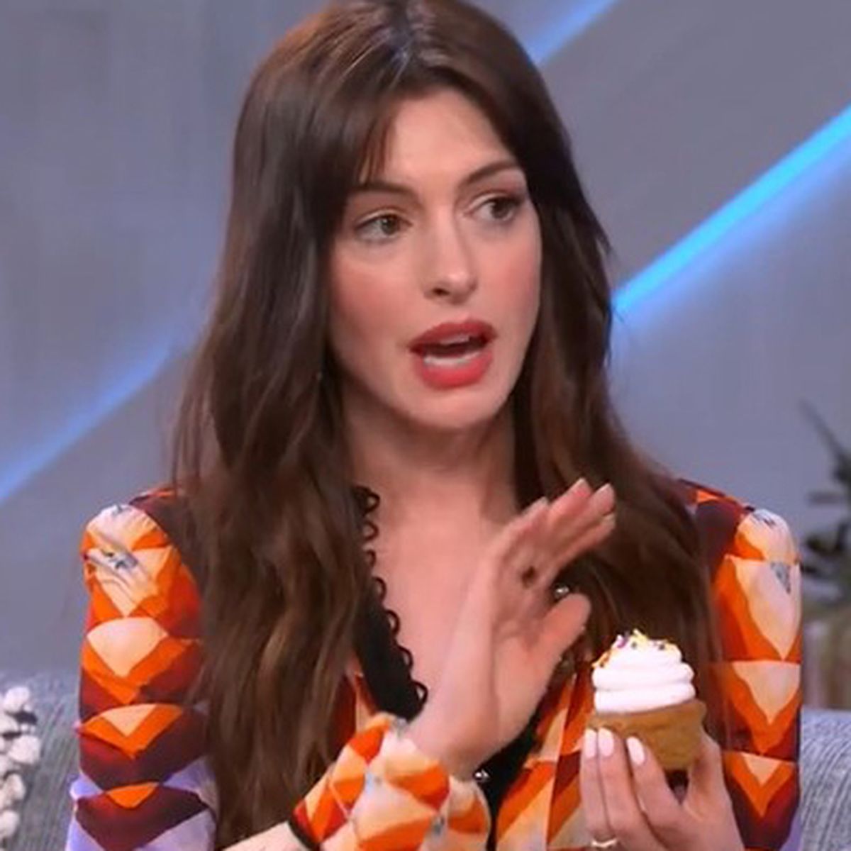 Anne Hathaway demonstrates cupcake eating hack in Kelly Clarkson interview  - 9Kitchen