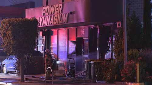 Une salle de sport dans le nord de Melbourne a été détruite par un incendie tôt ce matin.  Les équipes sont intervenues vers 5 heures du matin et ont immédiatement appelé des renforts pour aider à combattre l'incendie au Power Gymnasium sur Holmes St à Brunswick.