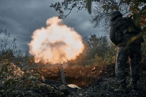 Des soldats ukrainiens tirent sur les positions russes au mortier à Bakhmut, dans la région de Donetsk, en Ukraine, le vendredi 21 octobre 2022. (AP Photo/LIBKOS)