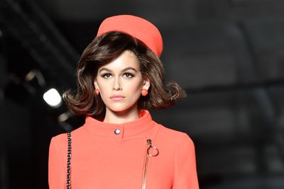 There’s no mistaking the timeless appeal and
legendary glamour of Jacqueline Kennedy Onassis. Although it’s been decades
since the late First Lady held court in
Washington D.C, her style influence continues to live on. <br>
<br>
Point in case, Moschino’s A/W’18 show at Milan Fashion Week
on Thursday.<br>
<br>
The luxury label’s creative director, Jeremy Scott, turned
back time as he sent models-of-the-moment Gigi and Bella Hadid and Kaia Gerber
down the runway dressed as Jackie O look-alikes.<br>
<br>
The star-studded line-up -which also included South
Sudan-born Aussie model, Duckie Thot, as well as Victoria’s Secret angel Joan
Smalls – received the complete Jackie O works,
from her prim pastel skirtsuits and matching pillbox hats, to her winged cat
eye and curvy bob.<br>
<br>
Scott’s take on fashion’s favourite first lady and the
swinging ‘60s was quirky, colourful and cool at a time when politics is
anything but.<br>
<br>
Click through to see all the highlights of Moschino’s /AW
’18 show.