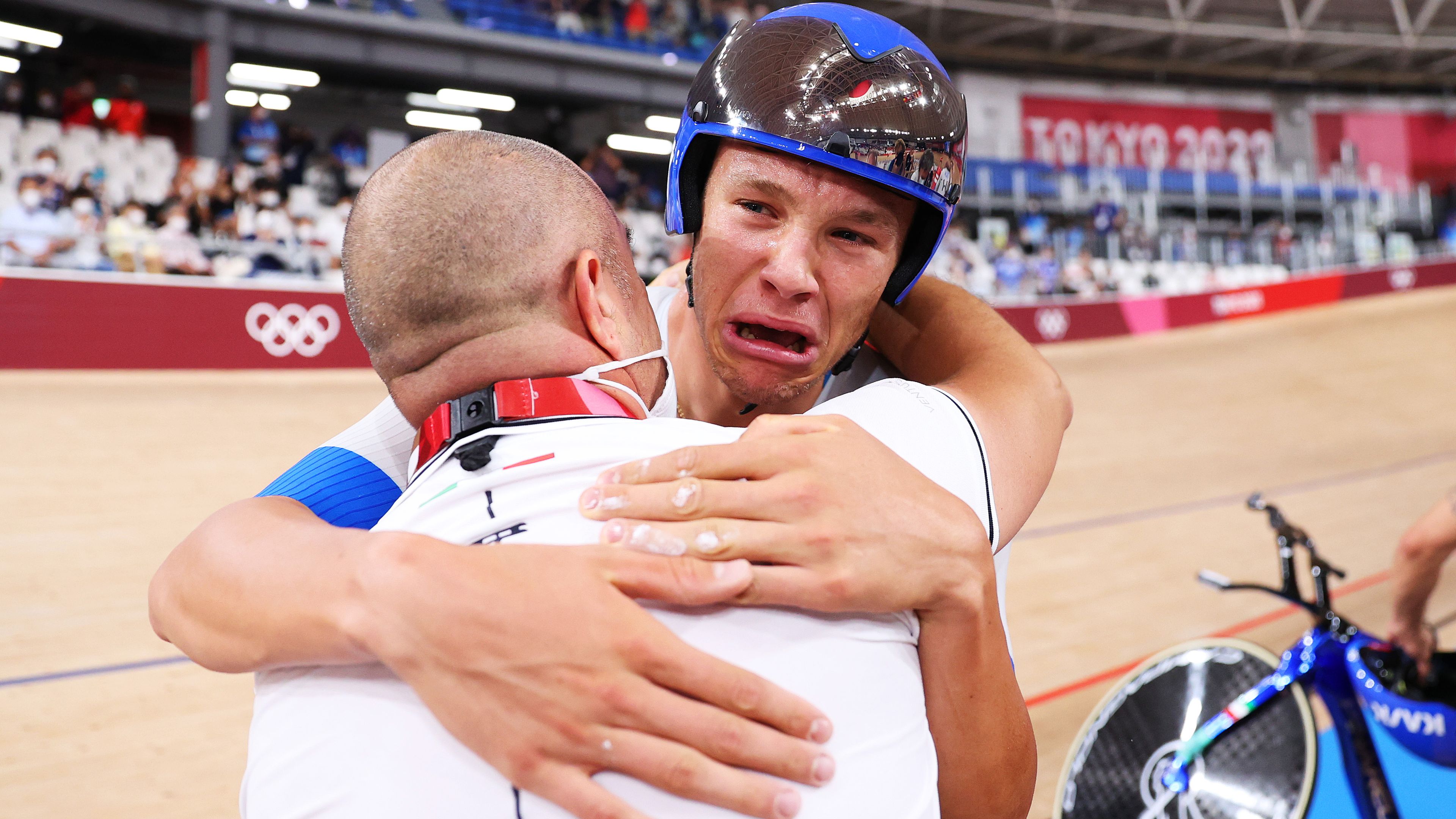 Tears as Italy win track cycling gold in team pursuit, while Aussies grab bronze