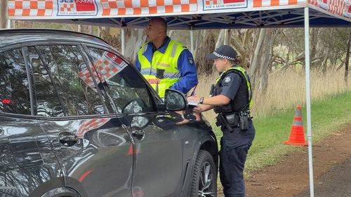 Petugas polisi di tempat kejadian setelah kecelakaan fatal di negara Victoria.