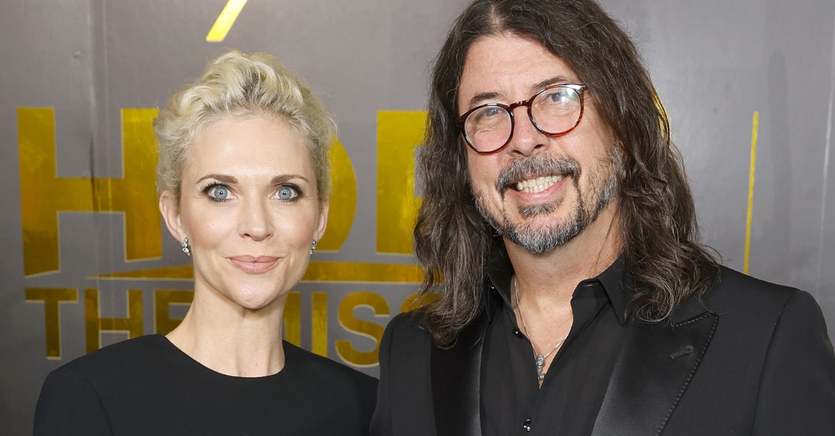 Dave Grohl and wife Jordyn Blum make first red carpet appearance since(02)