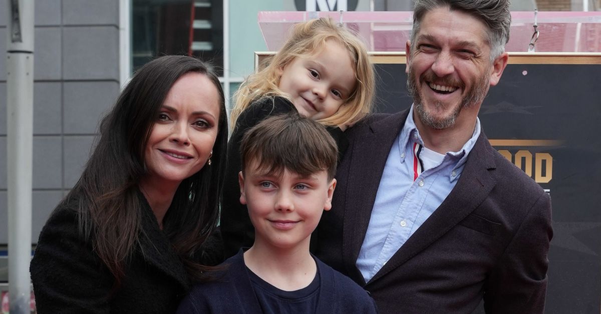 Christina Ricci menerima bintang di Hollywood’s Walk of Fame, menghadiri upacara bersama keluarga