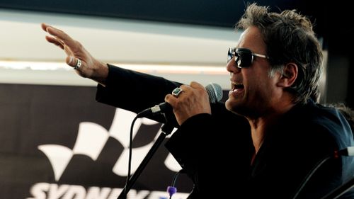 Jon Stevens performing with Noiseworks. (AAP)