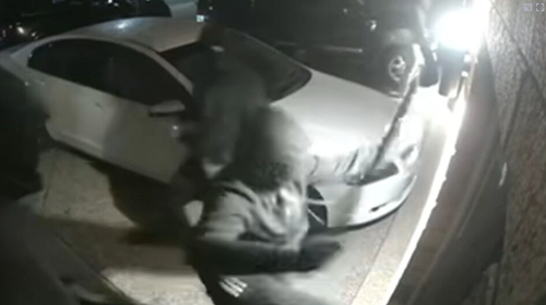 Una famiglia innocente di Melbourne ha dovuto rannicchiarsi in casa mentre una banda di delinquenti ha cercato di sfondare la loro casa in quello che la polizia dice fosse un caso di scambio di identità. La banda ha usato machete, una mazza da baseball e una pistola per tentare di entrare in una casa a Pakenham intorno alle 4 del mattino del 23 febbraio, dove una bambina di tre anni e una bambina di sei anni dormivano tra i residenti.