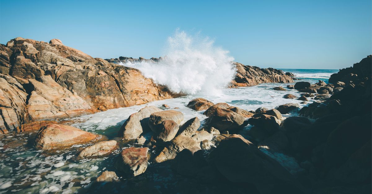 Tourist drowns after being swept off rocks at popular WA beach