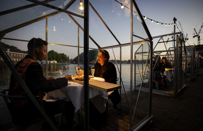 Mediamatic wants to let guests dine coronavirus-proof in the greenhouses.