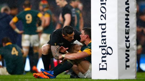 Williams consoles beaten Springbok Jesse Kriel after the semi-final. (Getty)