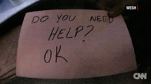 A surreptitious note was used by a restaurant worker to ask the boy if he needed help.