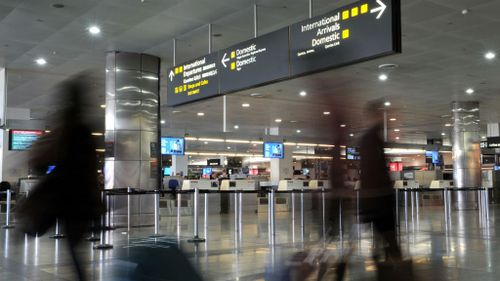 Les passagers traversent l'aéroport de Melbourne.  (AAP - stock)