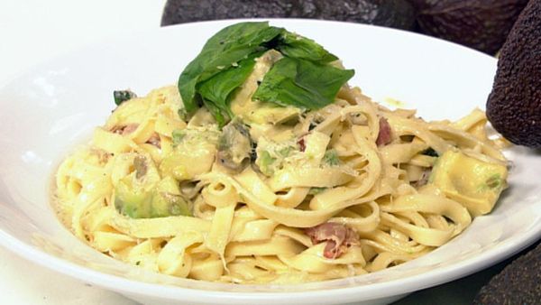 Creamy bacon & avocado fettuccine