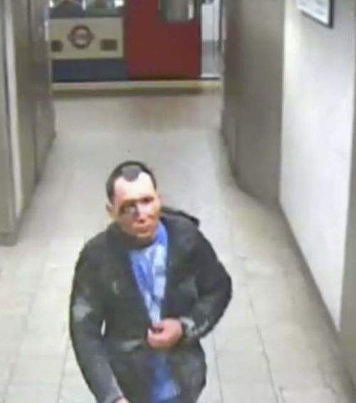 تصویر دوربین مداربسته به تاریخ 31 ژانویه 2024 که توسط پلیس متروپولیتن عبدالعزدی در ایستگاه متروی کینگز کراس در لندن منتشر شده است.  