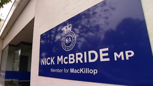 O deputado independente da Austrália do Sul, Nick McBride, foi acusado de violência doméstica contra a sua esposa ﻿ depois de a polícia ter sido chamada a uma casa no sudeste do estado.