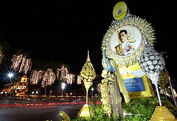 At what age did Vajiralongkorn become the oldest person to ascend to the Thai throne?