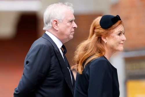 O Príncipe Andrew, Duque de York e Sarah Ferguson, Duquesa de York, participam da missa de réquiem de Katharine, Duquesa de Kent, na Catedral de Westminster, em 16 de setembro de 2025, em Londres, Inglaterra. 