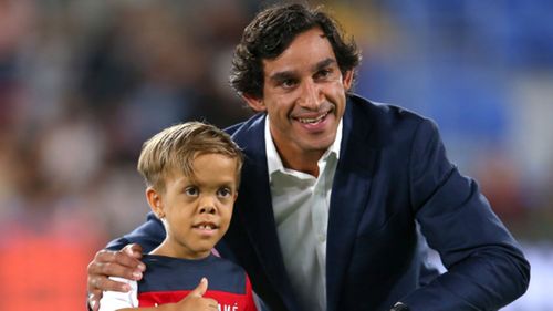 Former rugby league player Johnathan Thurston poses with Quaden Bayles.