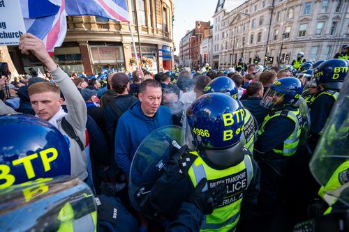 Os manifestantes se chocam com os membros da polícia na Trafalgar Square em 13 de setembro de 2025 em Londres, Inglaterra.