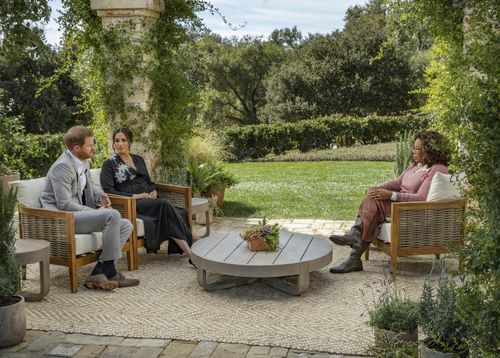 Cette image fournie par Harpo Productions montre le prince Harry, de gauche, et Meghan, la duchesse de Sussex, en conversation avec Oprah Winfrey.  (Joe Pugliese / Harpo Productions via AP)