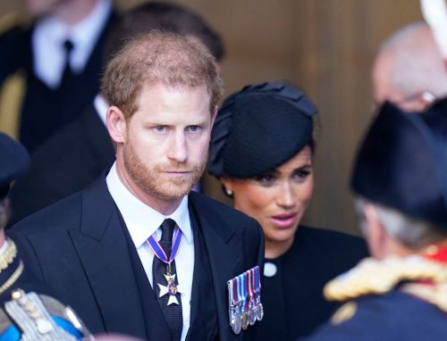 Prințul Harry și Meghan, ducesa de Sussex, părăsesc Westminster Hall după înmormântarea reginei Elisabeta a II-a.