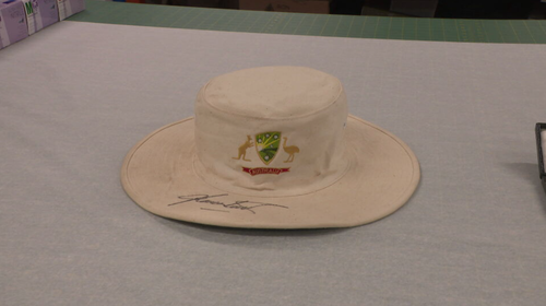 O chapéu branco de Warnie está entre as recordações em exibição.