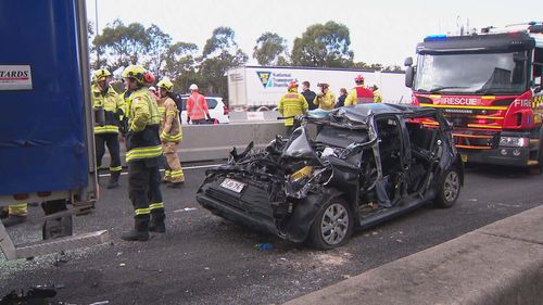 Houve um milagre em um grande Sydnymorway com uma mulher sobrevivendo aos ternos do carro esmagados no meio de várias pesquisas.