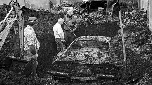 Ferrari, Los Angeles'taki bir arka bahçeden çıkarılıyor.