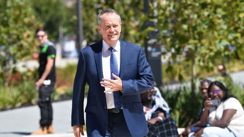 Bill Shorten arrives to tour the South Australian Health and Medical Research Institute in Adelaide today. (Image: AAP)