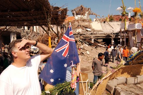 Un homme regarde le site de la bombe de Bali