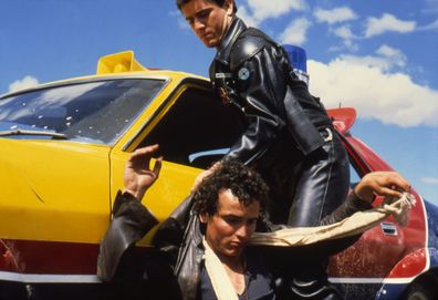 Mel Gibson dan Hugh Keays-Byrne di Mad Max pada tahun 1979.