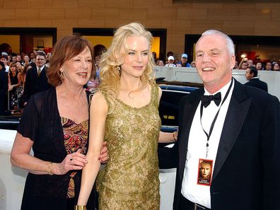 SYDNEY, Australia - 17 Desember: (LR) Janelle Kidman, aktris Nicole Kidman dan ayahnya Antony Kidman tiba untuk pemutaran perdana film Australia 'Cold Mountain' di State Theatre pada 17 Desember 2003 di Sydney, Australia. (Foto oleh Peter Carrette Archive/Getty Images)